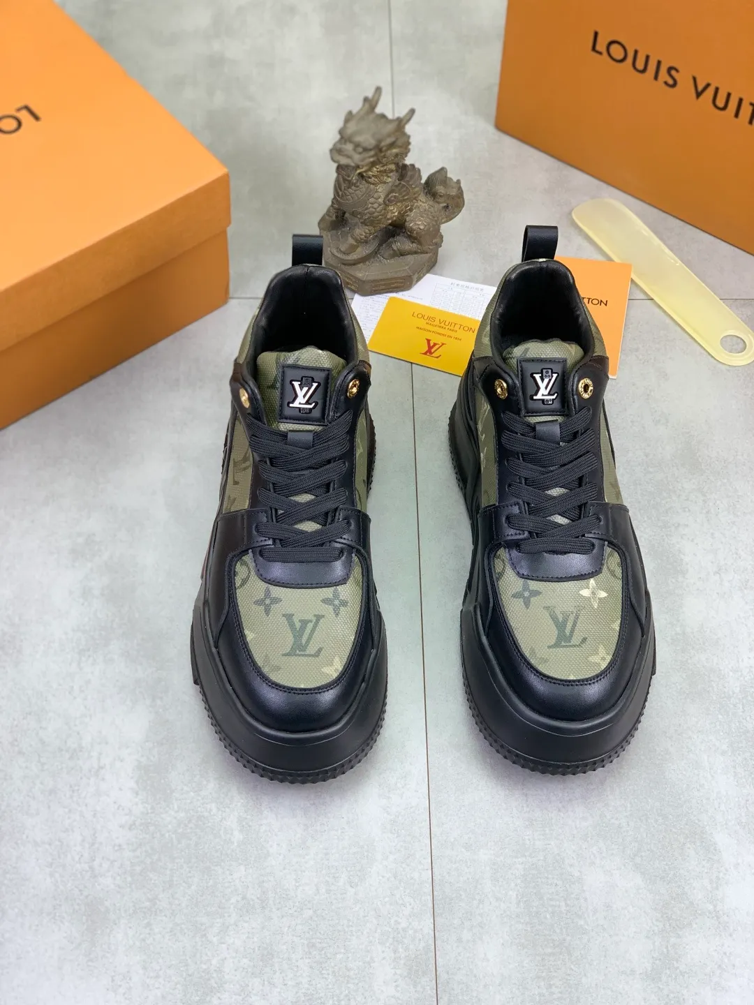 Men's men's shoes 💰P440 new style 💶【LOUIS VUITTON) new high top🍀LV Louis Vuitton *—— LV classic high top trendy shoes! Made of imported original soft calfskin, water-dyed pigskin lining. Original wear-resistant rubber outsole! High quality products! Code number: 38-44 Color: 2️⃣colors available